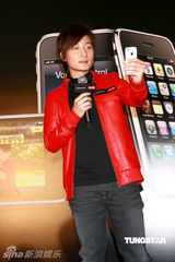 幻灯图：方力申邓丽欣出席商演 牵手对唱十分默契