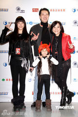 幻灯图：欧阳菲菲6年后再开唱 延时开场惹混乱