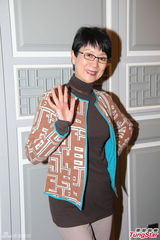 组图：白雪仙梅雪诗纪念任剑辉 贵气珠宝环身