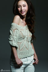 组图：“物质女”张俪曝光性感写真 秀香肩妩媚迷人