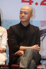 组图：赵薇戴墨镜携《致青春》素服低调宣传