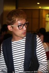 组图：胡歌黄发亮相陈龙婚礼 与嘉宾合影表情逗趣