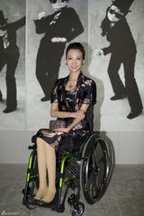 组图：舞蹈家刘岩出席艺术活动 轮椅美丽亮相