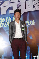 组图：谢天华黄宗泽争视帝 陈法拉玩玩具枪摆造型 