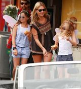 组图：凯特-莫斯深夜裸妆出行 面容疲倦显憔悴