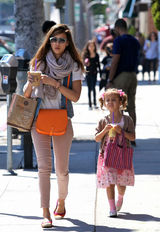 高清组图：辣妈杰西卡-阿尔芭带大女儿奥诺逛街