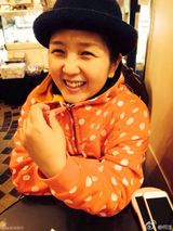 组图：何洁怀孕变圆润 素颜逛街大呼自虐