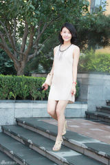 组图：贾青街拍LOOK 裸色系搭配时尚