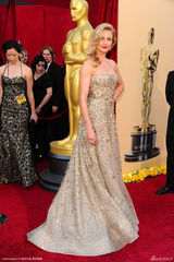 高清图：奥斯卡红毯 卡梅隆-迪亚兹金裙映衬小金人