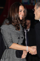 组图：凯特王妃亮相画展双排扣连衣裙落落大方