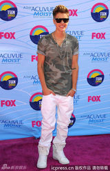 组图：青少年选择奖红毯 贾斯汀-比伯黑超耍酷