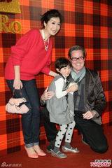 组图：黄小柔出嫁盼造人 穿低胸婚纱挽老公亮相