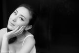 组图：石琳黑白写真曝光 时尚大气气场足