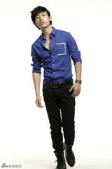 组图：成毅动感写真 魅力熟男气质点亮眼球