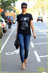 组图：蕾哈娜戴黑超街头闲逛 霸气金链子绕颈