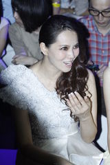 组图：伊能静鬼魅迷人look看秀 见牙不见眼聊得欢