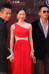 组图：江一燕现身上海电影节 烈焰红唇性感妖娆