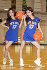 组图：By2欢度20岁生日 柯有伦现身送比基尼