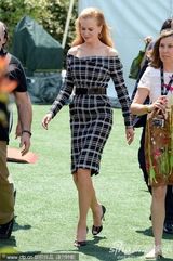 组图：妮可短裙现身新片记者会别样性感