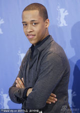 幻灯图：电影《给予》记者会 演员热情送飞吻