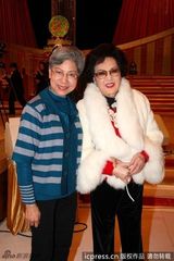 组图：胡枫提前庆祝80大寿 现场跳舞如老顽童