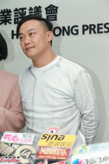 组图：徐濠萦素颜现身香港报业评议会 陈奕迅递交投诉书