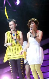 组图：范玮琪上海开唱 陈建州现身献热吻