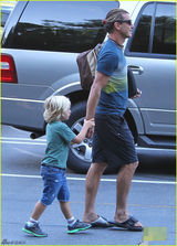 组图：史蒂芬妮潮装亮相 老公携可爱儿子出镜