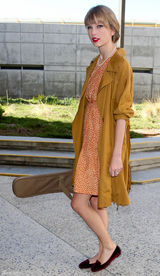 高清组图：泰勒-斯威夫特现身机场 复古田园风