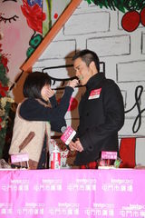 组图：郑嘉颖内地再封帝 出席香港圣诞倒数活动