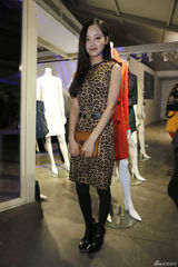 组图：辛芷蕾豹纹裙装出席派对获赞气质高雅