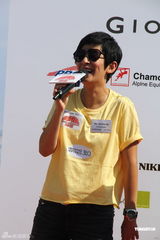 组图：吴君如出席慈善活动 称已安慰脚伤古天乐