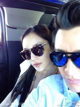 组图：李小璐贾乃亮携女美国度假 奢华房车曝光