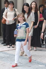 组图：英国小萝莉康妮抵港开唱 想去迪士尼乐园