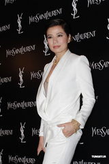 组图：钟楚红低胸白西装亮相 享受旅游暂无意复出