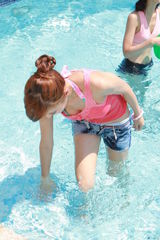 组图：颜子菲泳装亮相户外节目 赴马尔代夫拍摄