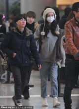 组图：杨幂穿宽松运动装现身机场孕味十足