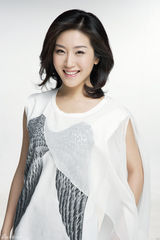 组图：周毅甜美写真随性优雅气质佳