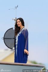 组图：莫妮卡贝鲁奇蓝紫色长裙优雅迷人