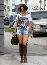 高清图：瓦妮莎-哈金斯现身加油站 热裤配长靴