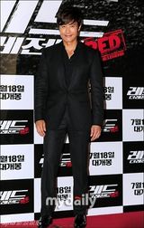 组图：李秉宪新片上映未婚妻现身 金泰熙等捧场