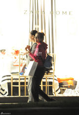 组图：张雨绮与友逛商场 精挑细选露主妇范儿