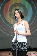 组图：杨乃文热天披皮衣开唱 视情况现场脱衣