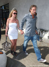 幻灯：布兰妮和男友手牵手逛街 力证感情牢不可摧