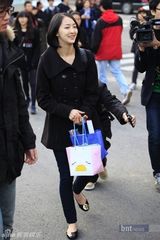 组图：SISTAR成员DaSom与KARA姜智英参加韩国高考