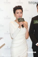 组图：陈豪携女友助阵商业活动 羞涩不敢牵女方手