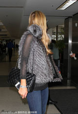 组图：希尔顿墨镜皮草装亮相 V字手势大方任拍