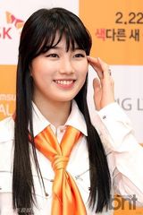 组图：韩团missA秀智戴橙领巾当一日店长