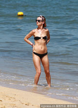 组图：朱丽叶-刘易斯海边度假 遮平胸防色狼观摩