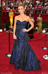 高清组图：克里基娜-兰西克蓝色礼服秀锁骨